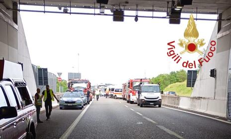 Incidente in galleria tra pullman e tir 3