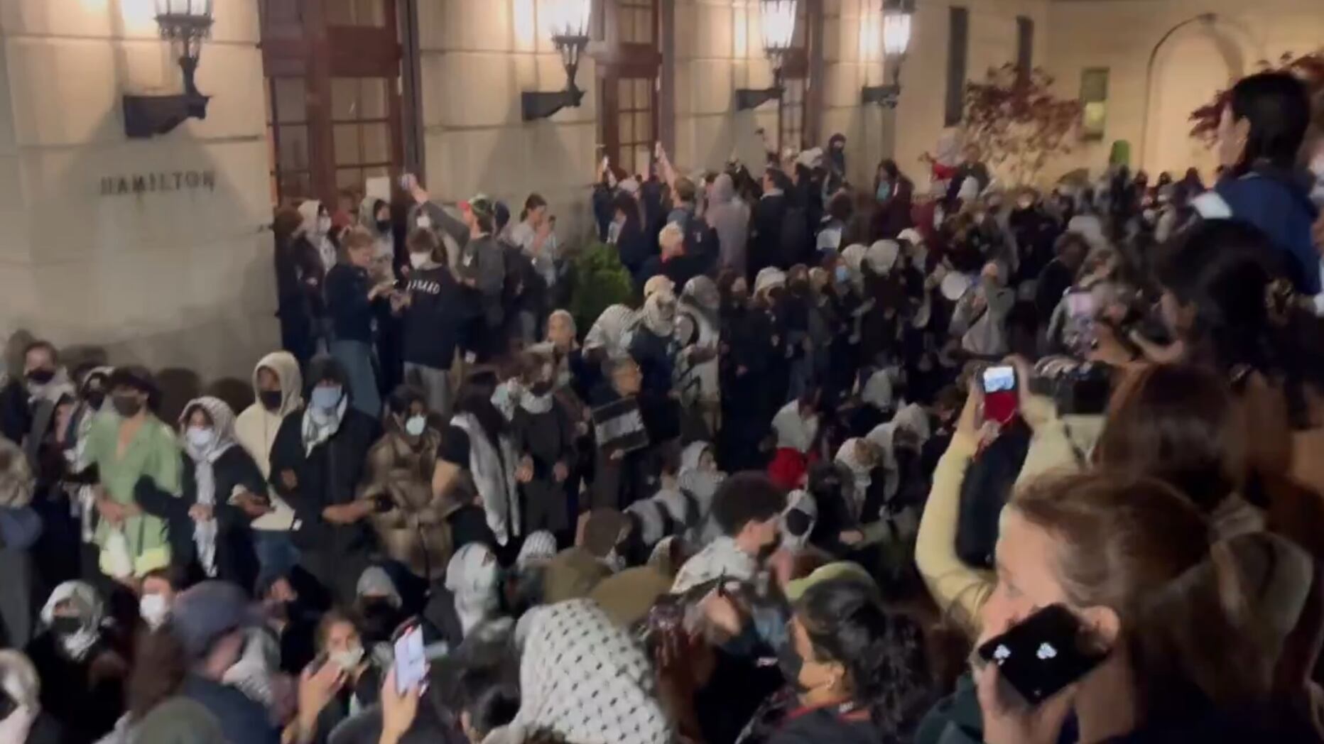Alla tensione alla Columbia University: studenti filo palestinesi occupano il college
