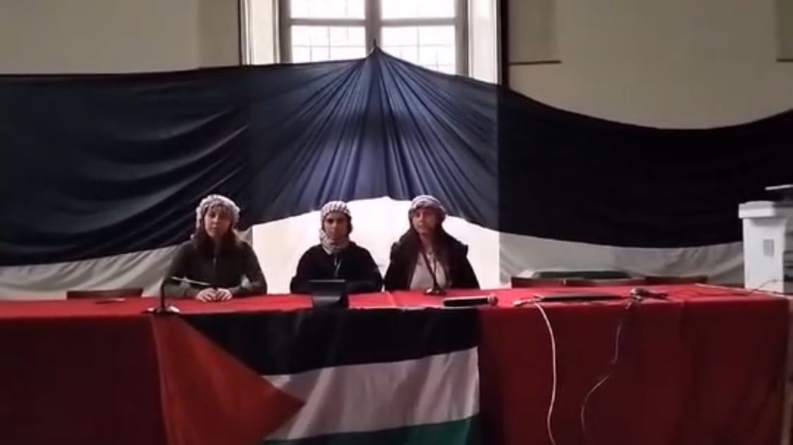 Kefiah, bandiera e proclama: il video dal rettorato occupato “imita” l'Isis