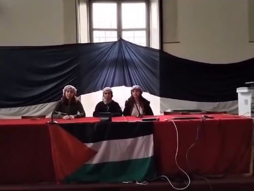 Kefiah, bandiera e proclama: il video dal rettorato occupato “imita” l'Isis