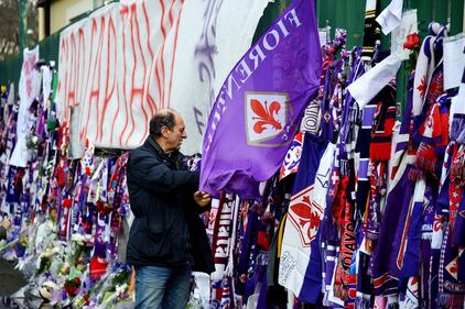 L'ultimo saluto ad Astori: i tifosi della Fiorentina in massa a Coverciano 3