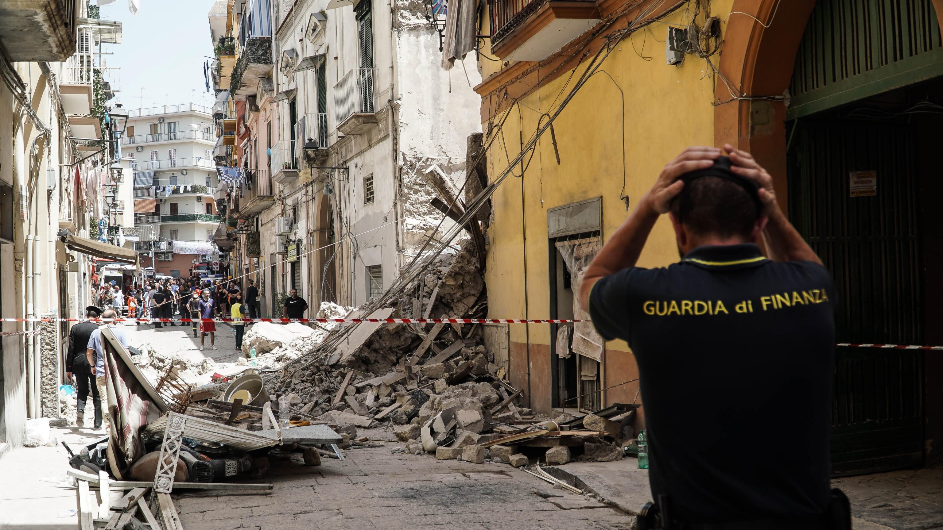 "Crollo colposo": primi indagati per il palazzo collassato a Torre del Greco