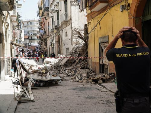 "Crollo colposo": primi indagati per il palazzo collassato a Torre del Greco