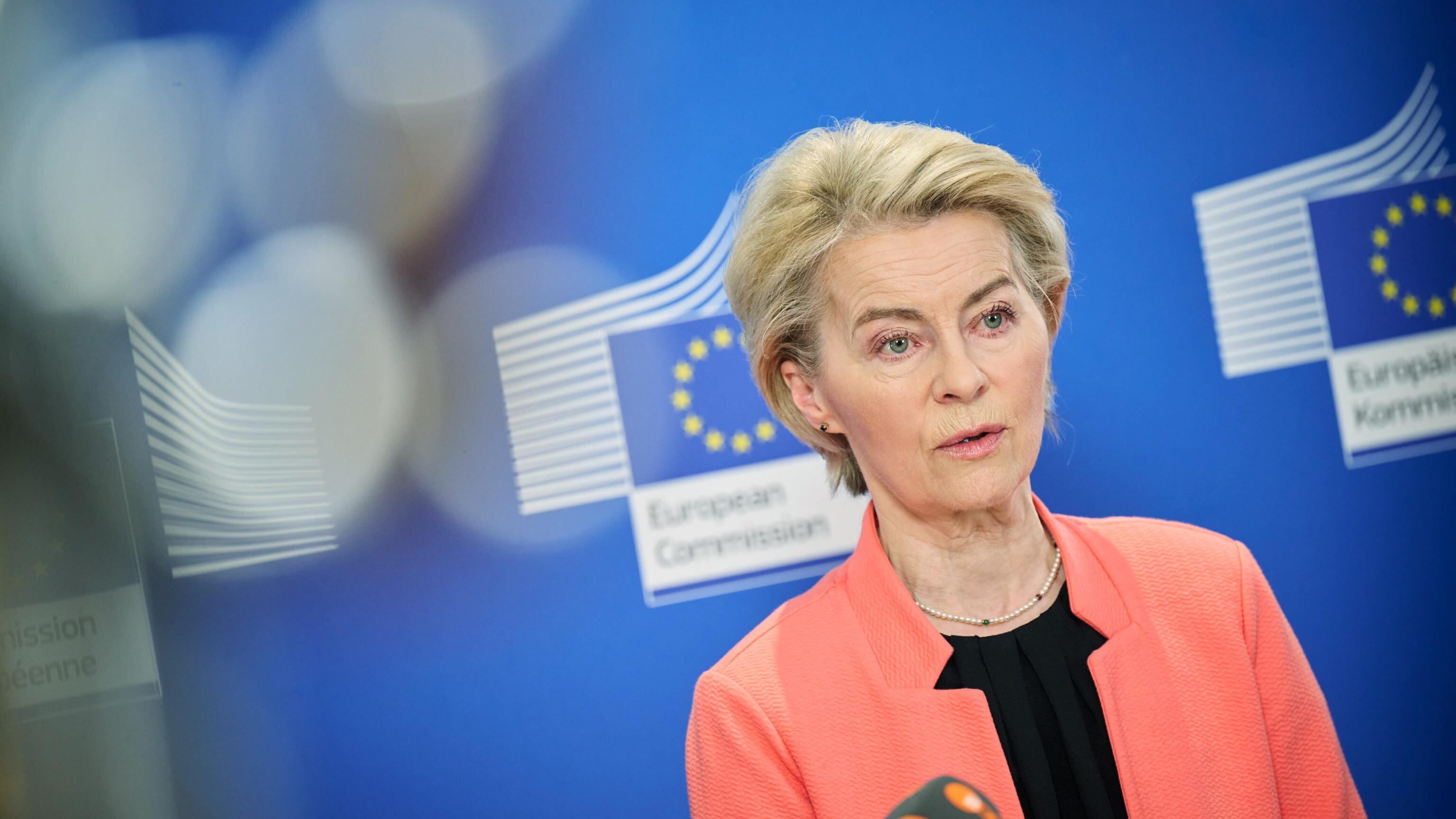 Gli "sms segreti" tra von der Leyen e Pfizer, annullato il divieto di accesso