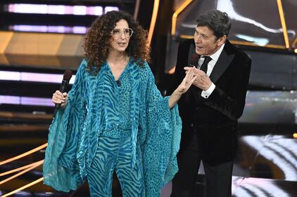 Sanremo 2024: ecco il look della terza serata del Festival dI conduttore, co-conduttrice e ospiti 18