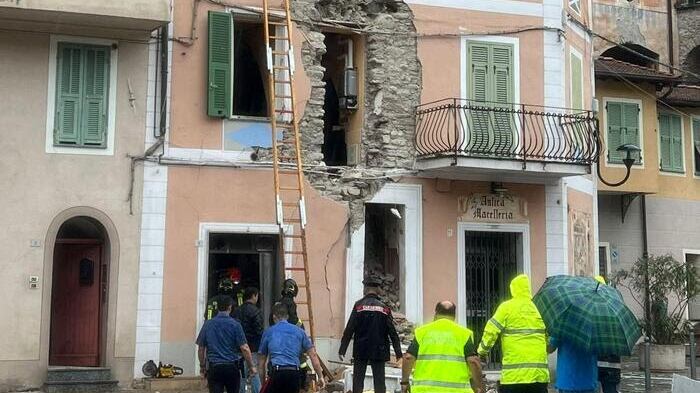 "Siamo qui": esplosione sventra palazzina a Imperia, persone estratte vive dalle macerie