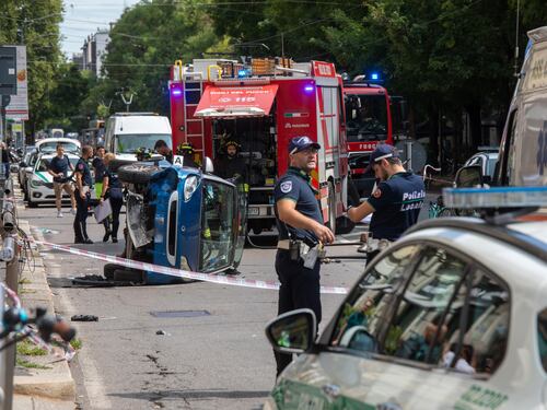 L'auto sbanda, travolta in bici. Ancora un incidente a Milano