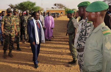 Mali, il presidente visita le truppe 3