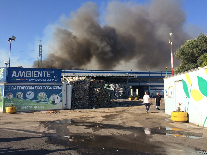 Balle di rifiuti a fuoco: maxi incendio in un'azienda  10