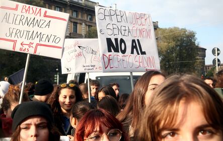 La manifestazione di Milano: "Uccidere Salvini non è reato" 11