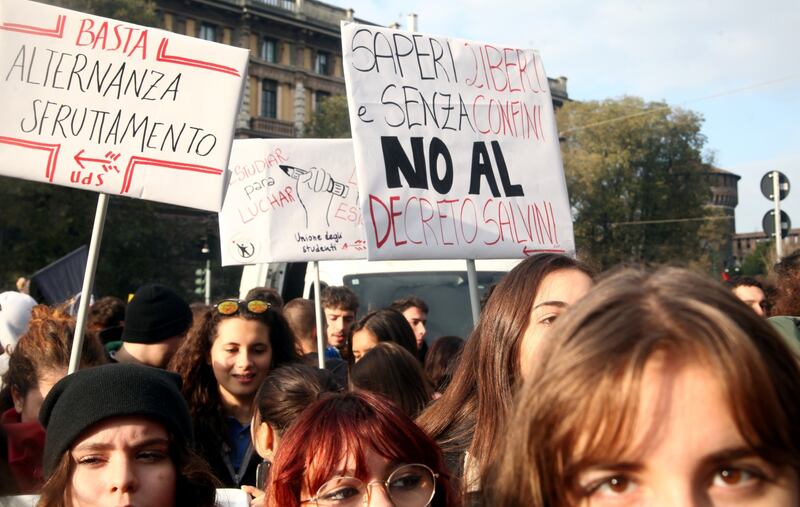 La manifestazione di Milano: "Uccidere Salvini non è reato" 11
