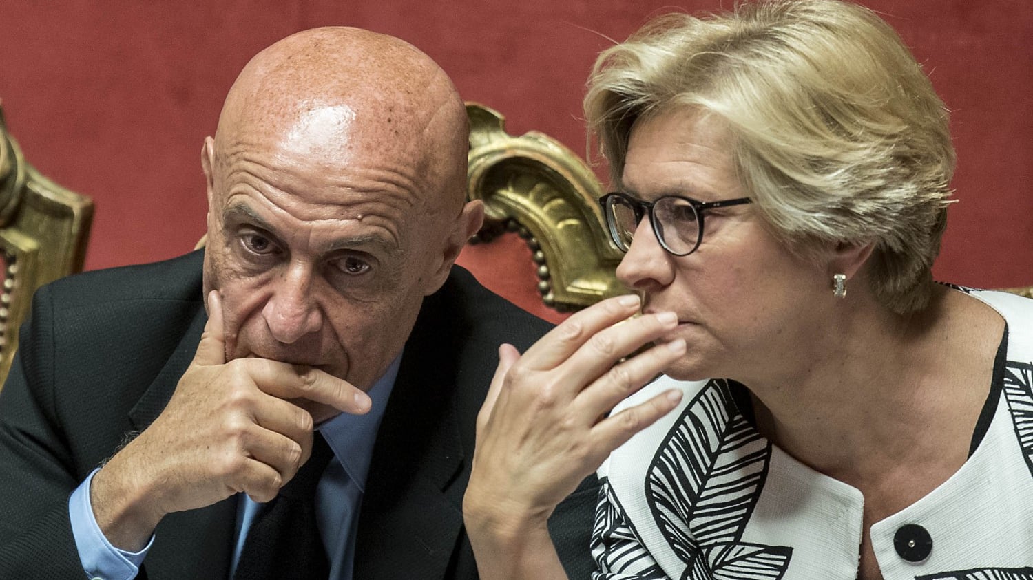 Il governo fa le corse per dare la cittadinanza a 800mila immigrati