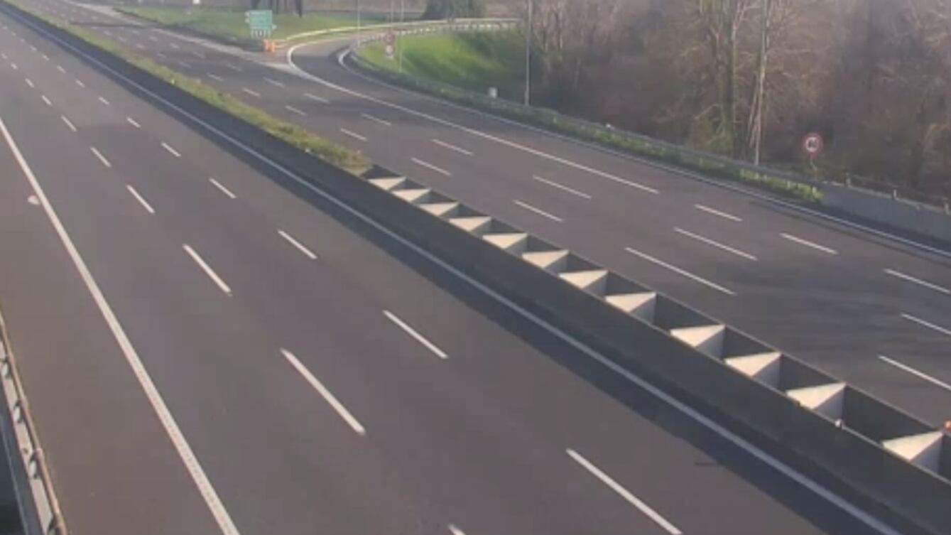 Autostrade in Lombardia svuotate dal coronavirus: le immagini mai viste