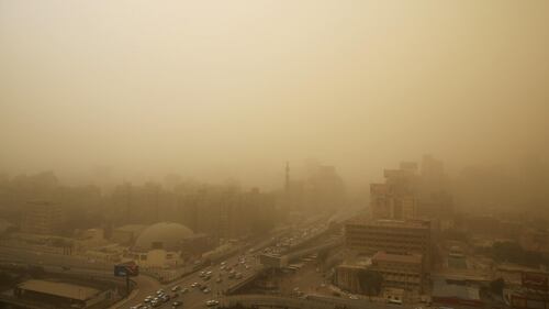 Una tempesta di sabbia oscura il cielo del Cairo 2
