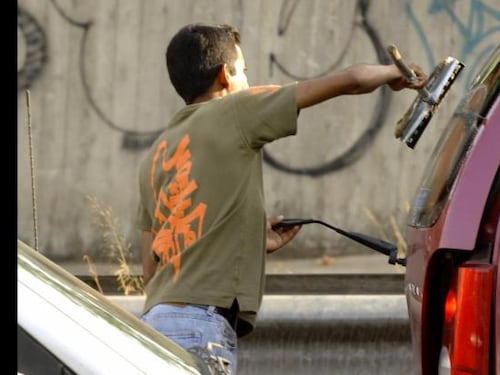 Lavavetri irregolare aggredisce un automobilista e i poliziotti