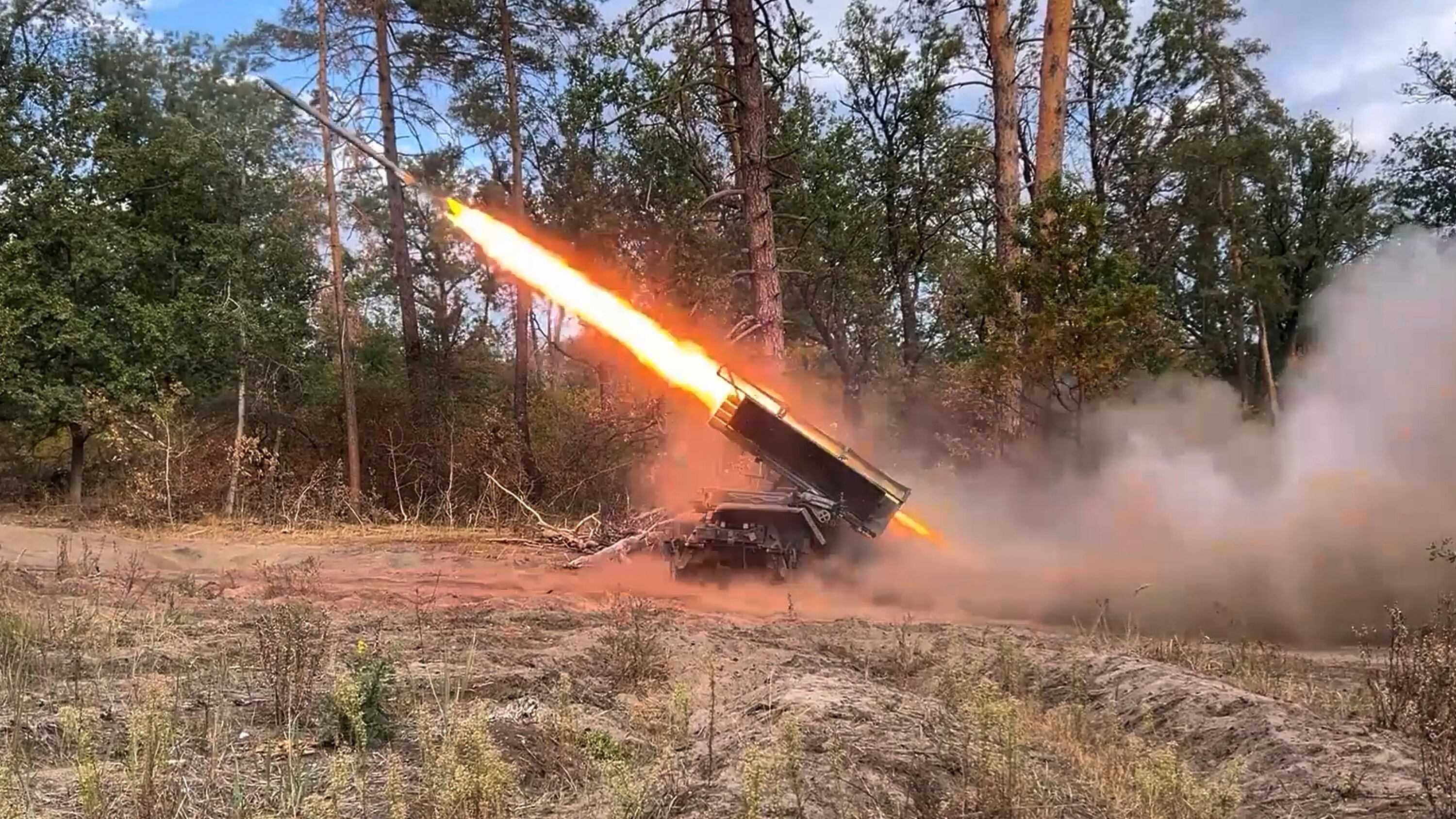 Diretta | Raid russi contro l'Ucraina: bombe vicine a un treno con attivisti italiani. E la Polonia fa alzare i jet