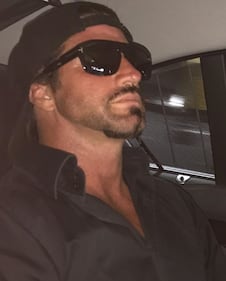 Travers Beynon: le ragazze sexy del magnate del tabacco 11