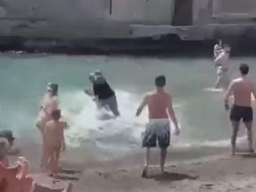 Domenica di sangue e terrore: giovani accoltellati e violenza in spiaggia