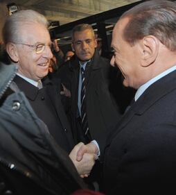 Stretta di mano tra Berlusconi e Monti 4