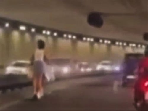 In due sul monopattino in corsia di sorpasso lungo la A24: le immagini choc