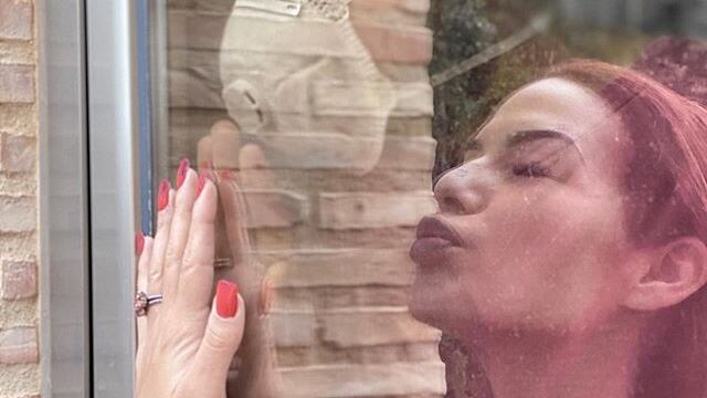 Il bacio di Tamara a Garay: "Uniti nella distanza"