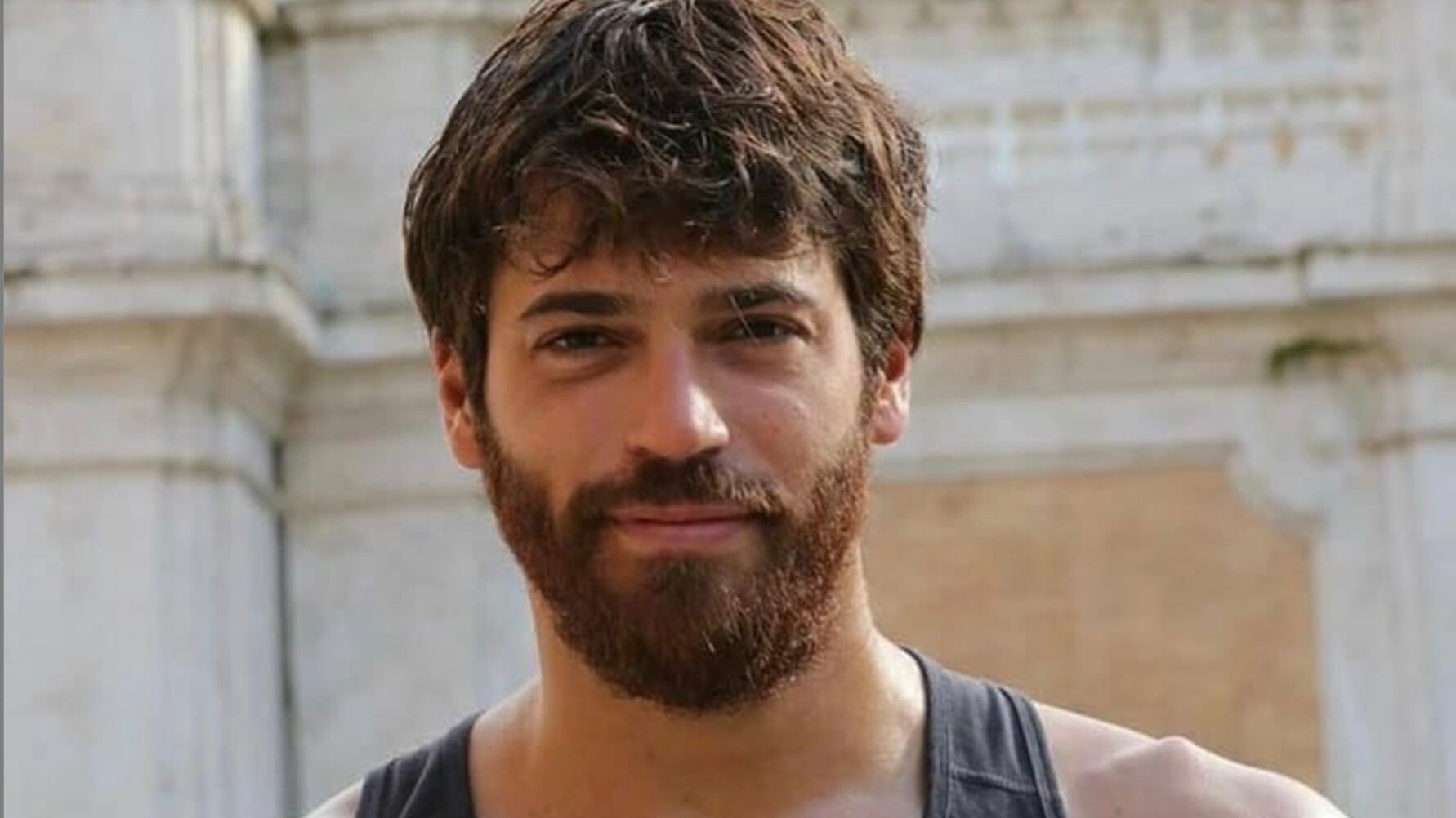 Can Yaman sparito dai social. Cosa c'è sotto