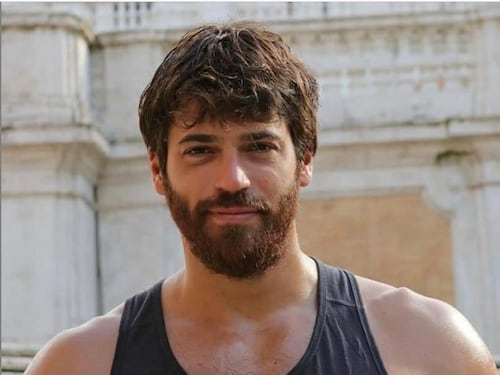 Can Yaman sparito dai social. Cosa c'è sotto