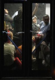 Migliaia di migranti da Budapest a Vienna in autobus 17