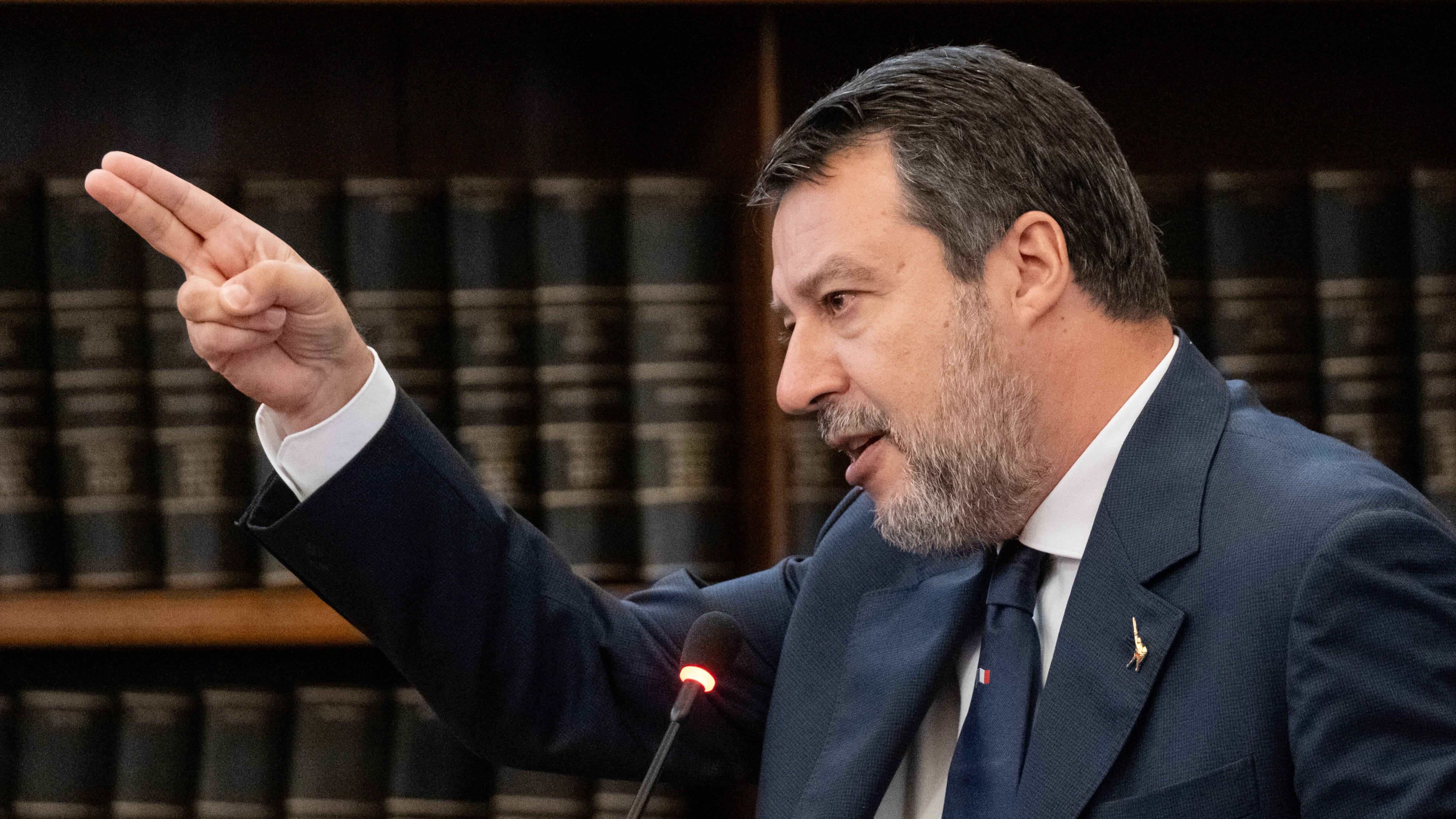 La mossa per stroncare il caso Open Arms, la sparate su Milano e Sala: quindi, oggi...