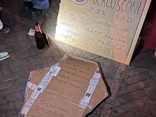 Insulti su una bara di cartone: il centro sociale oltraggia Silvio Berlusconi
