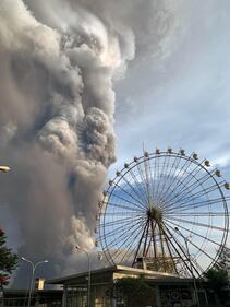 Filippine, la colonna di fumo del vulcano 3