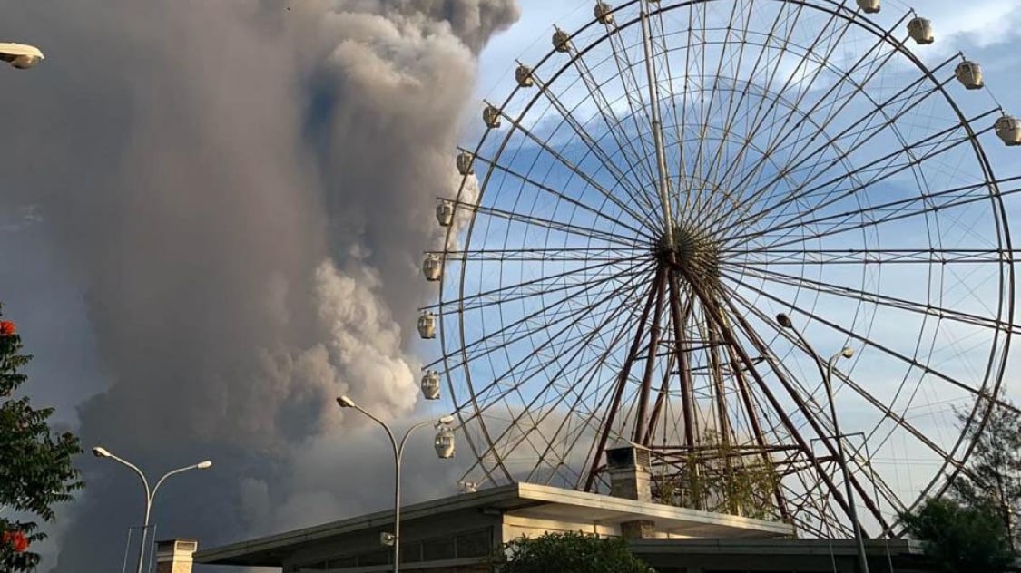 Filippine, cenere e fumo dal vulcano Taal: evacuate migliaia di persone