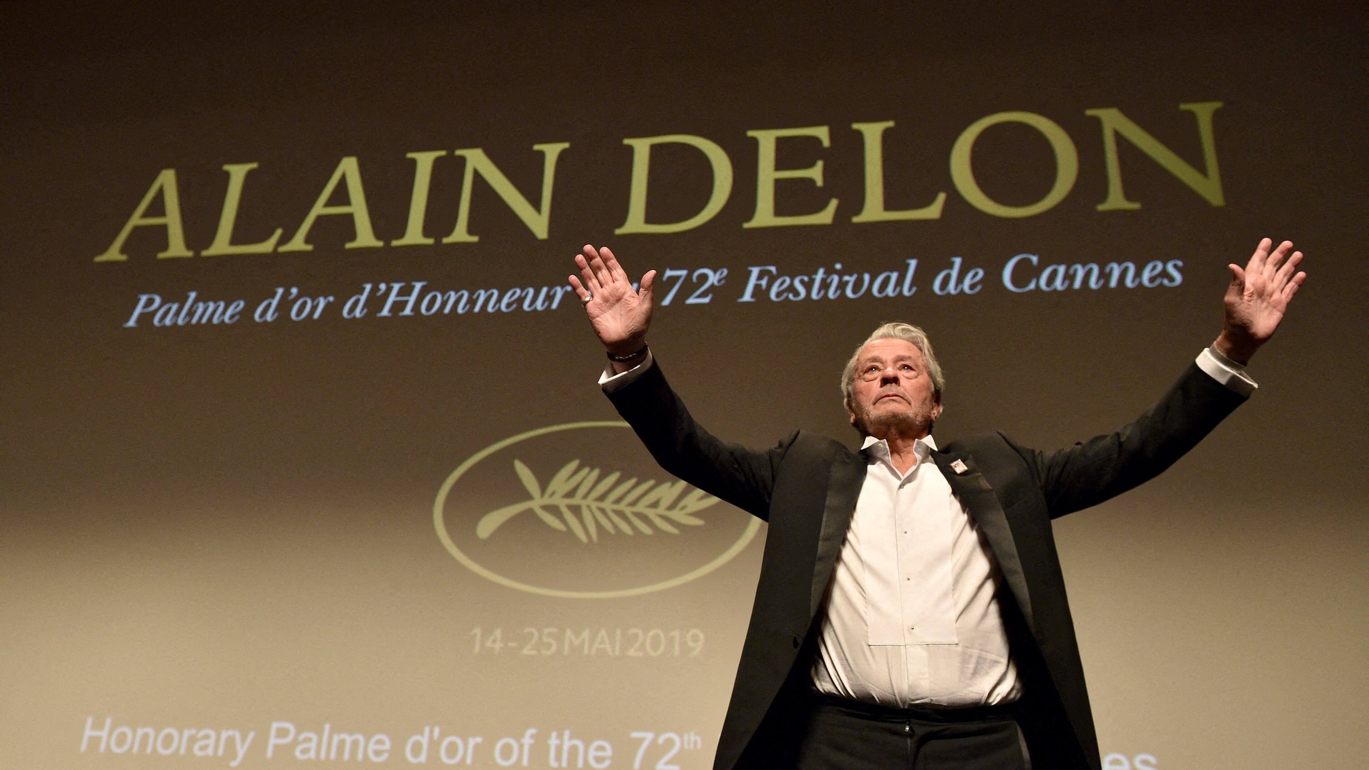 "È lucido", "Lo stanno uccidendo". Alain Delon, scontro sulle sue condizioni