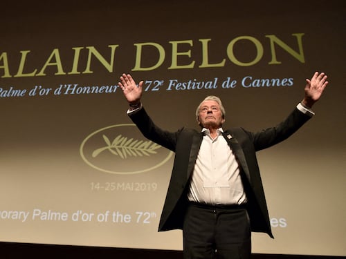 "È lucido", "Lo stanno uccidendo". Alain Delon, scontro sulle sue condizioni