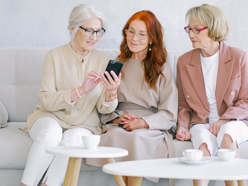 Caduta dei capelli nelle donne over 60: cosa fare