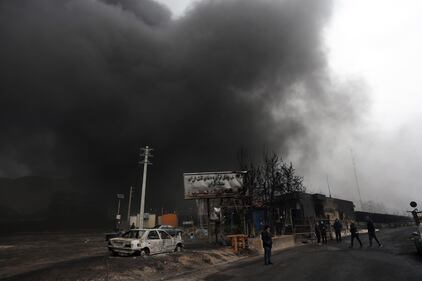 Cielo nero su Teheran dopo l'attacco alle strutture petrolifere  4