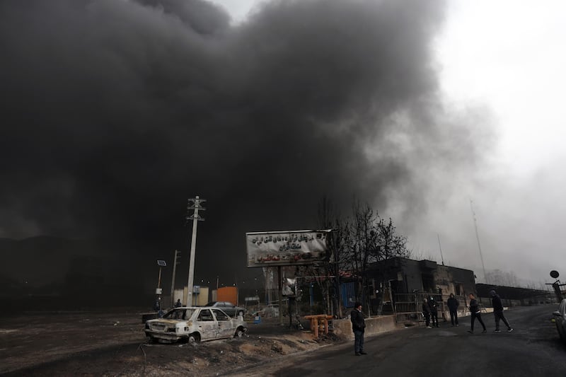 Cielo nero su Teheran dopo l'attacco alle strutture petrolifere 4