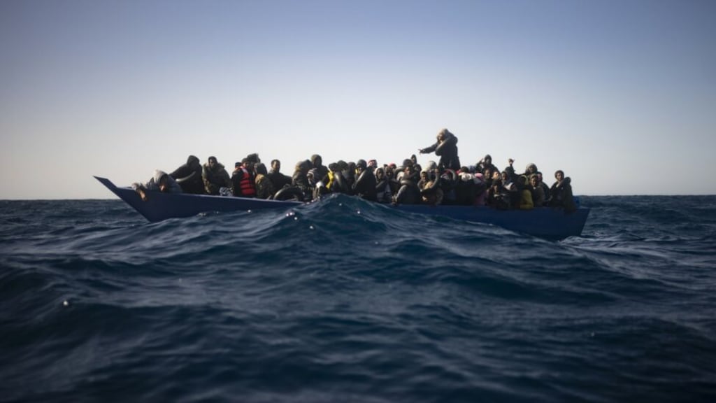 "Sono alla deriva, intervenga Malta". Ma i migranti vanno verso l'Italia