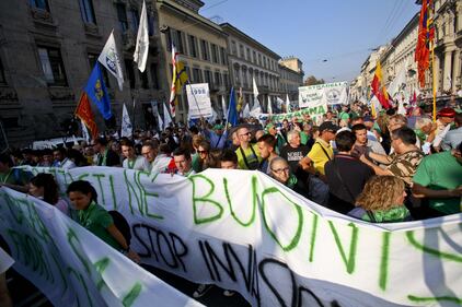 La Lega contro l'immigrazione: "Stop invasione" 10
