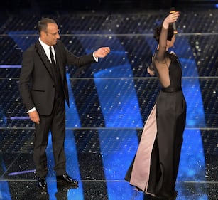 Tuta nera elegante e un piroetta per la "valletta" Arisa 3