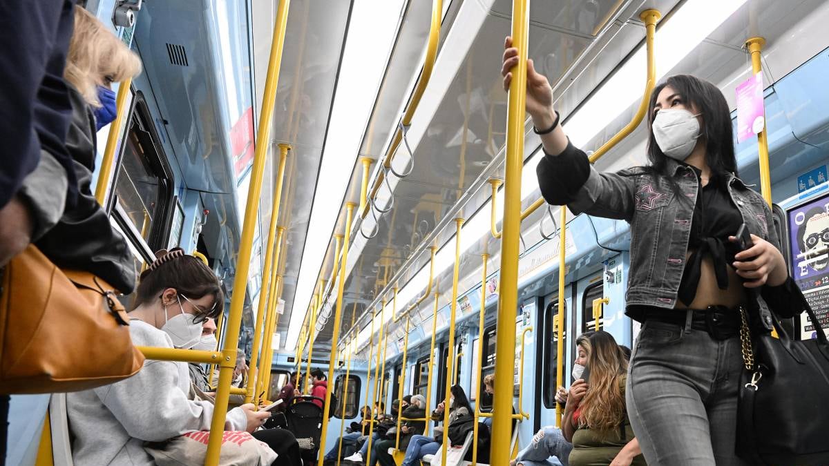 Via le mascherine, ma non ovunque. Il governo: "Verifiche in corso"