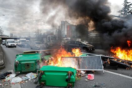 Parigi, barricate e fuoco in place de la Concorde 11