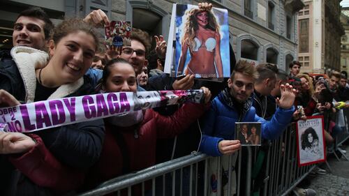Milano, i fan di Lady Gaga davanti al Park Hyat 1