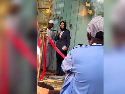 New York, la governatrice dem con l’hijab s’inchina all’islam
