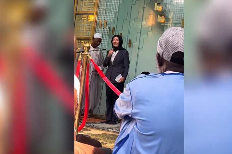 New York, la governatrice dem con l’hijab s’inchina all’islam