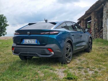 Peugeot 408, le foto del crossover “tuttofare” 9
