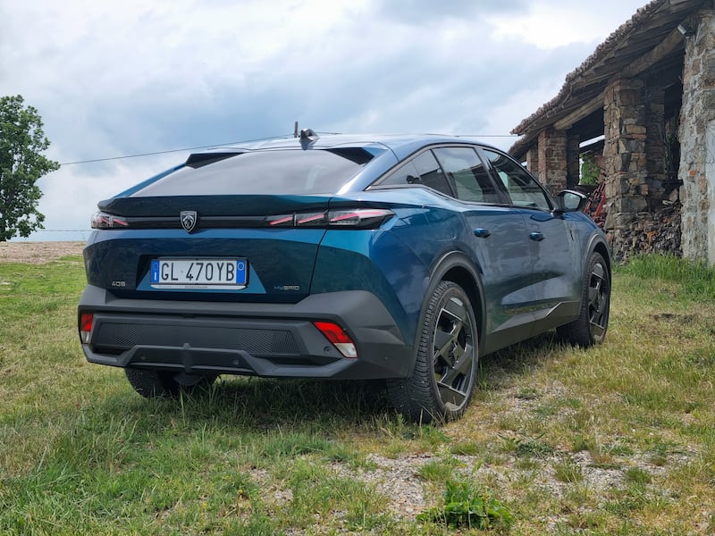 Peugeot 408, le foto del crossover “tuttofare” 9
