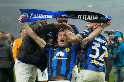 Esplode la gioia dei giocatori dell'Inter dopo la vittoria nel derby 13