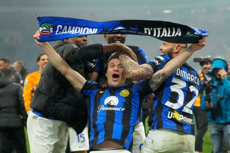 Esplode la gioia dei giocatori dell'Inter dopo la vittoria nel derby 13