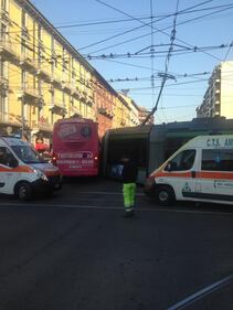 Milano, pullman si scontra con un tram 3